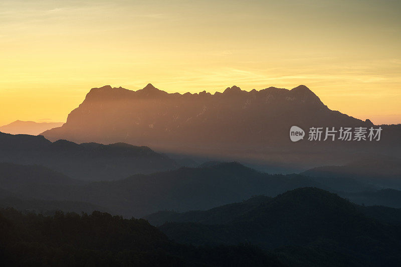 在泰国清迈省的Doi Luang Chiang Dao日出时的美丽景色。